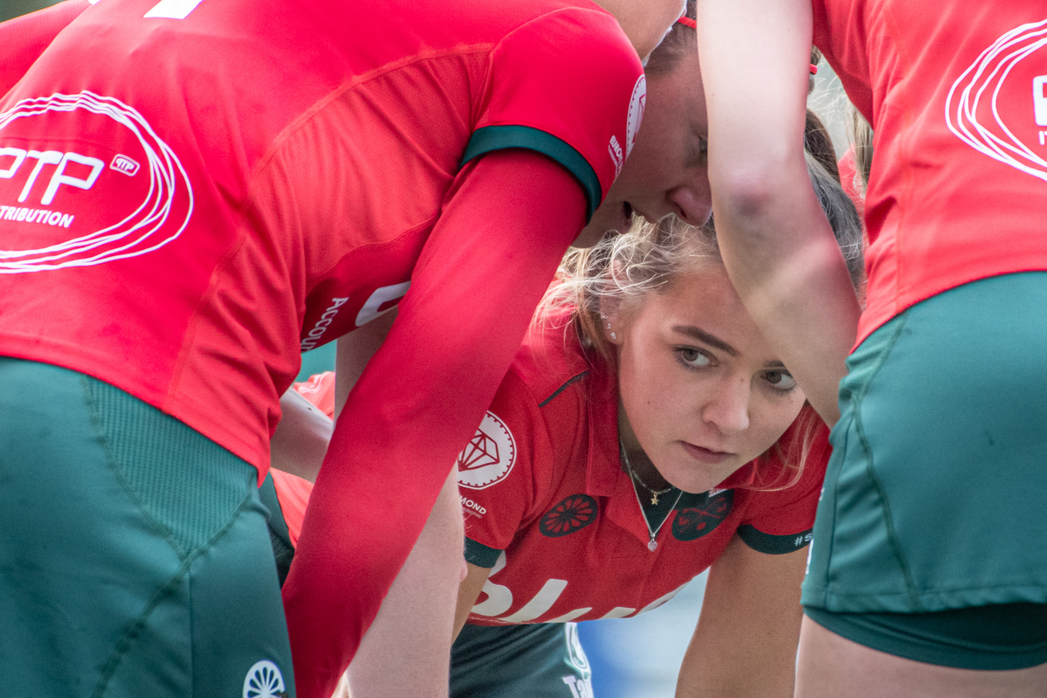 Civicum speelsters bespreken hoe ze de strafcorner gaan nemen